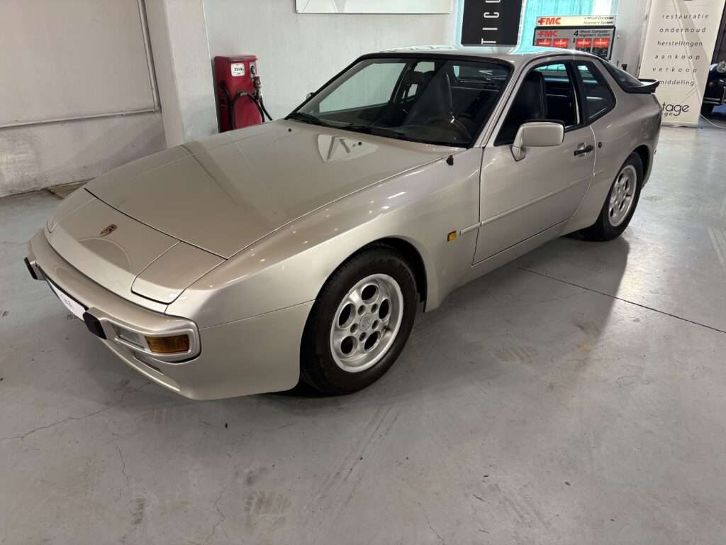Porsche 944