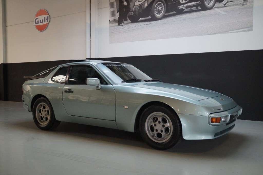 Porsche 944