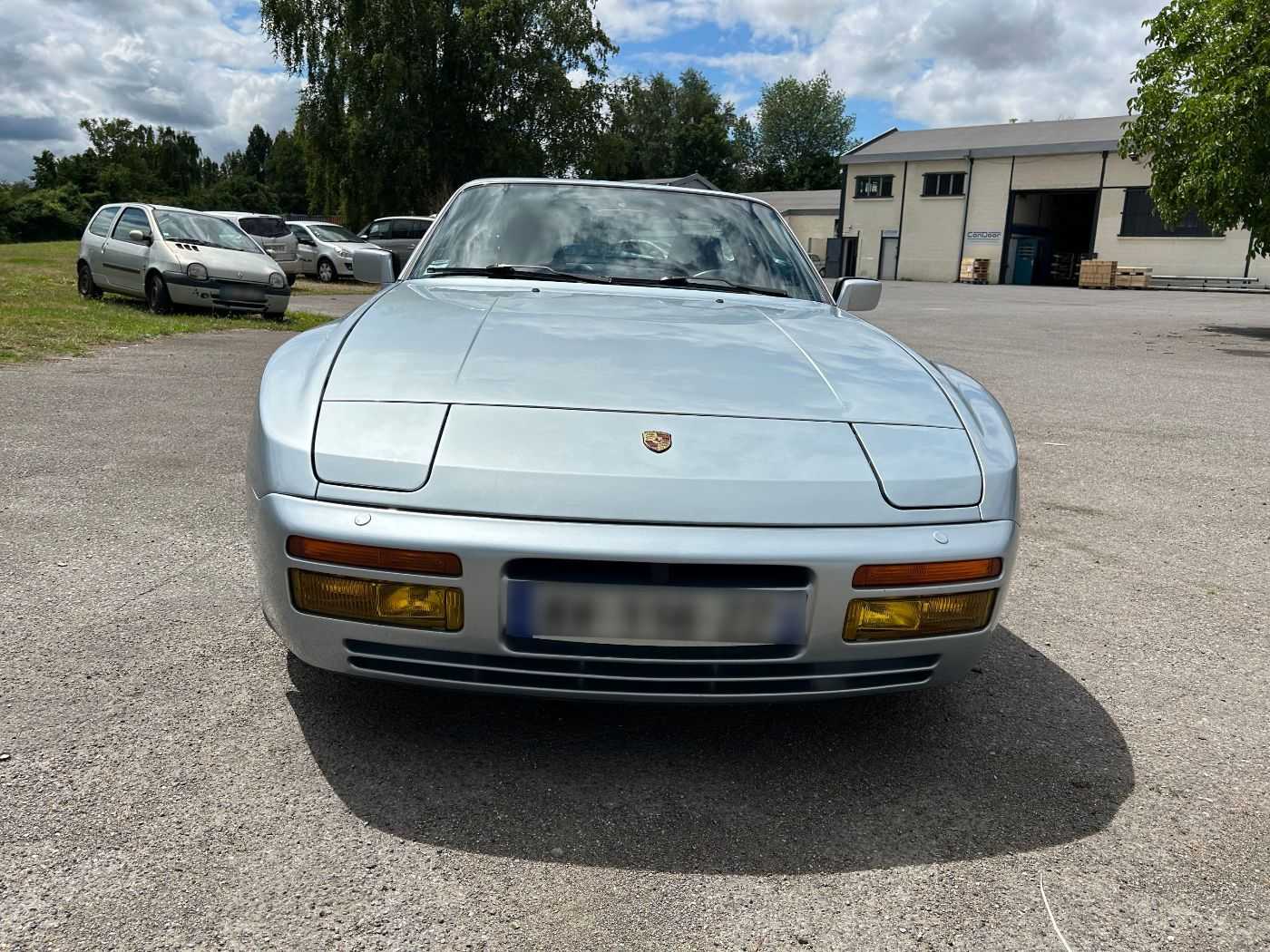 Porsche 944