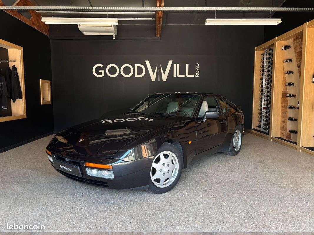 Porsche 944