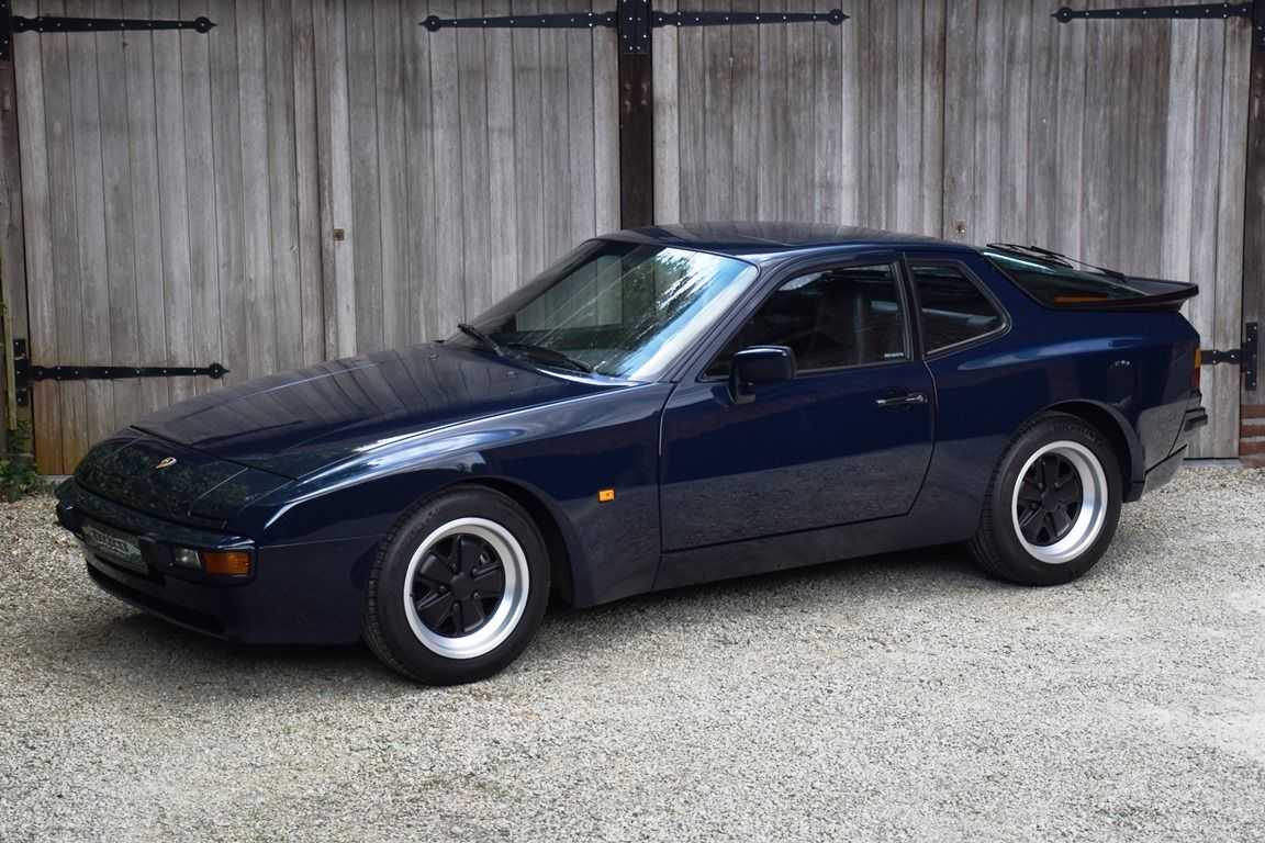 Porsche 944
