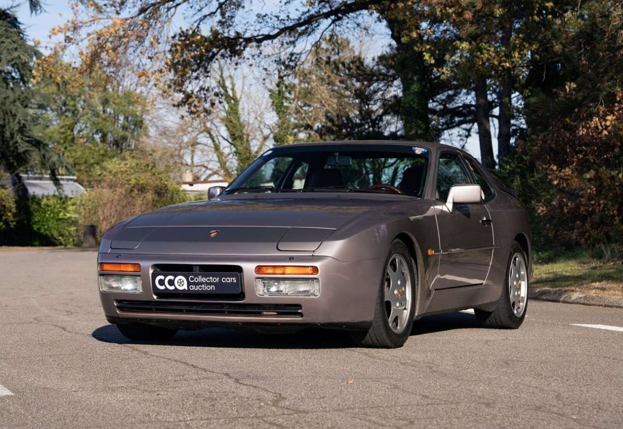 Porsche 944