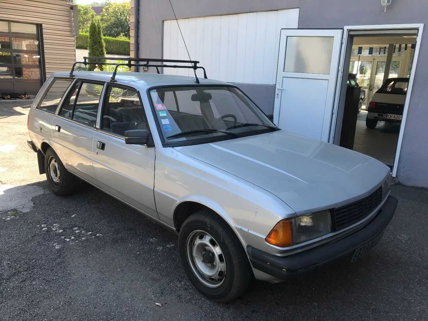 Peugeot 305