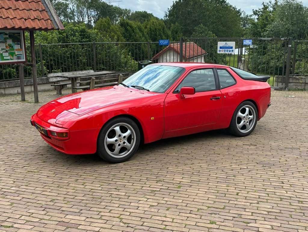 Porsche 944