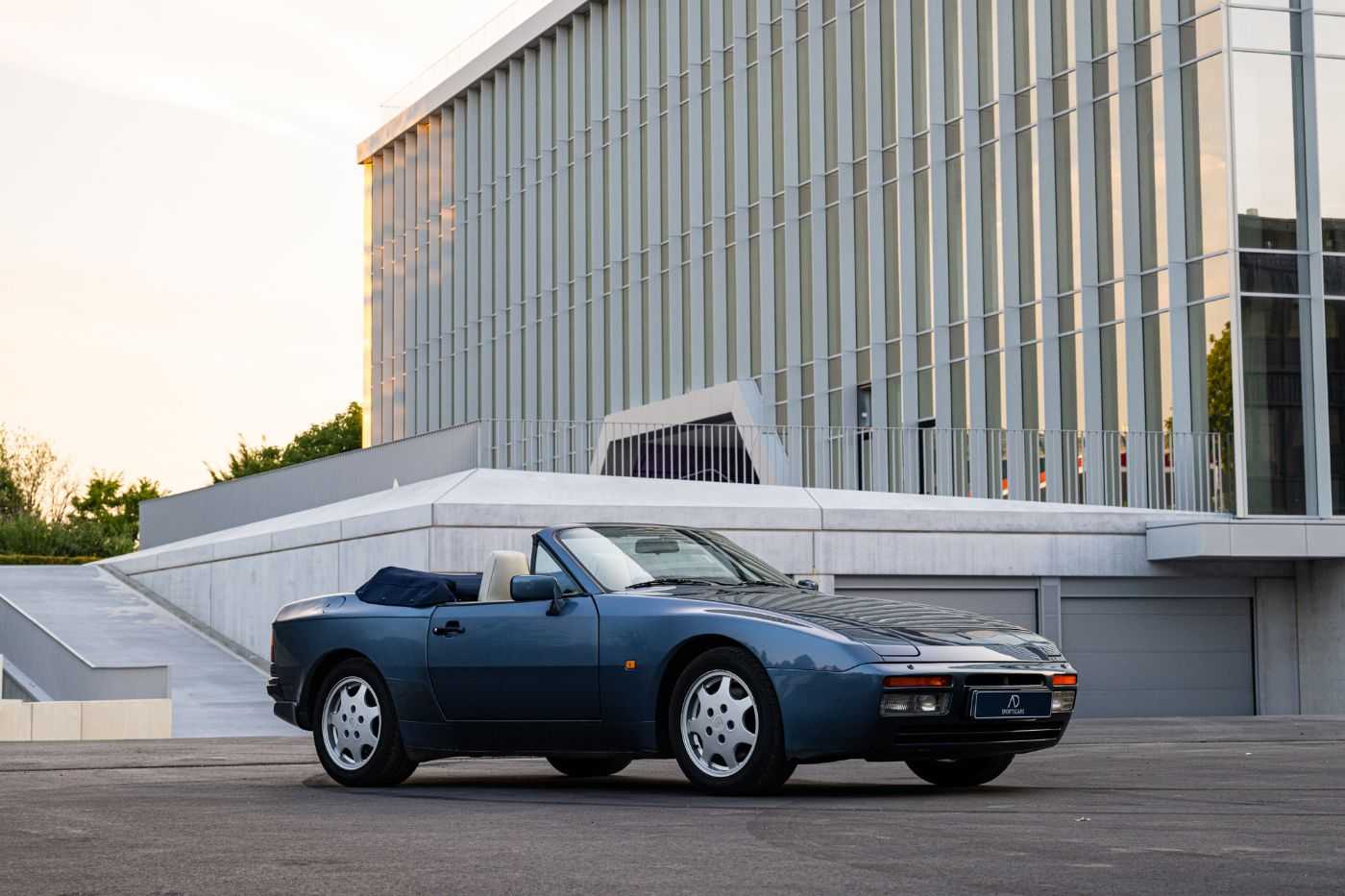 Porsche 944