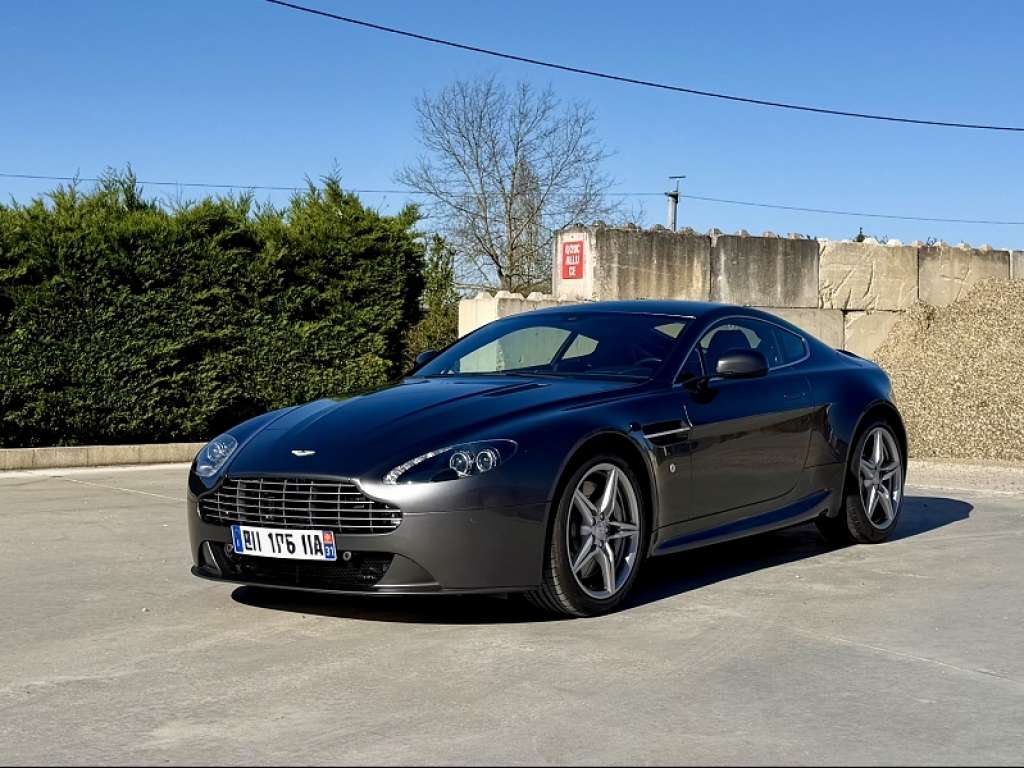 Aston Martin V8