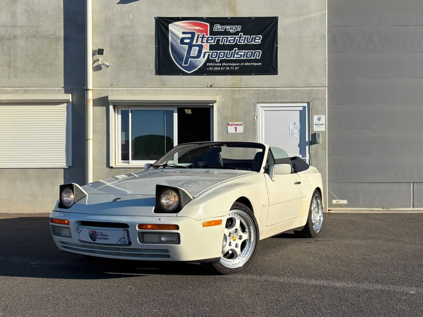 Porsche 944