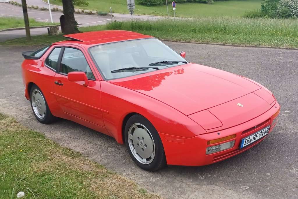 Porsche 944