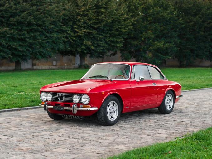 Alfa Roméo Giulia GT 2000 Veloce Bertone de 1971