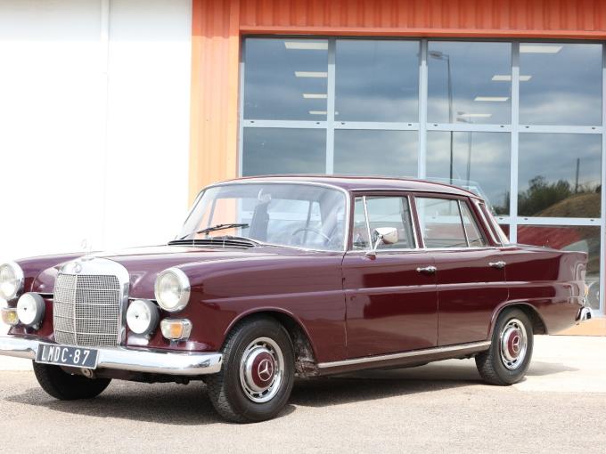 Mercedes-Benz 230 W110 Heckflosse de 1967