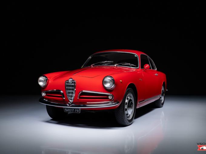 Alfa Roméo Giulietta Sprint 1300 - Rosso Alfa avec un int&eacute;rieur en tissue gris de 1956