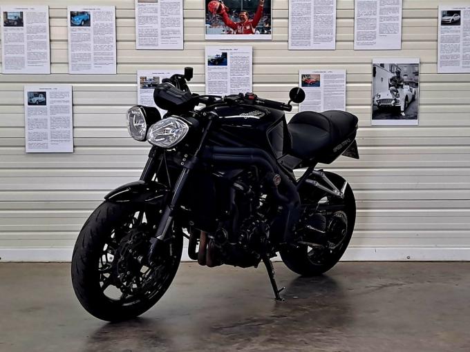 Moto Triumph SPEED TRIPLE 1050 "Full Black / Full Power" de 2008