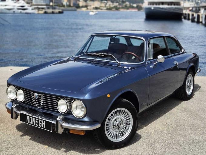 Alfa Roméo Giulia GT Veloce 2000 Aaldering Gallery de 1975
