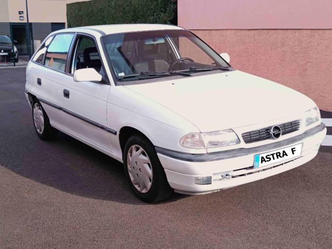 Opel Astra F mod&egrave;le 1997  de 1996