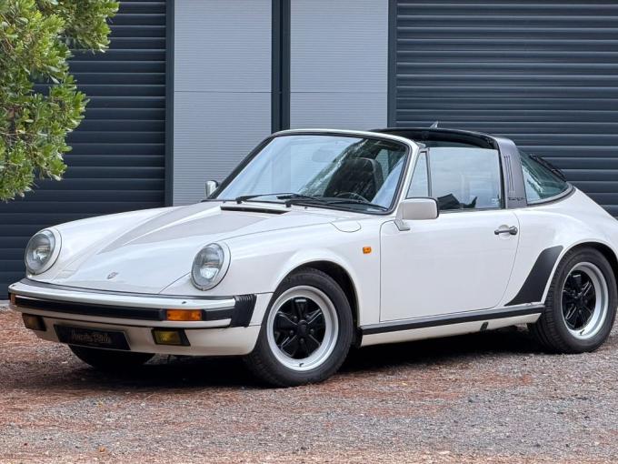 Porsche 911 3.2 TARGA SONAUTO 168mkms Carnet & Histo complet de 1984