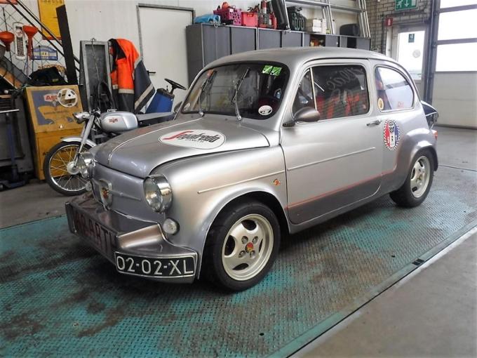 Abarth 600 avec un arceau de sécurité approuvé par la FIA de 1973