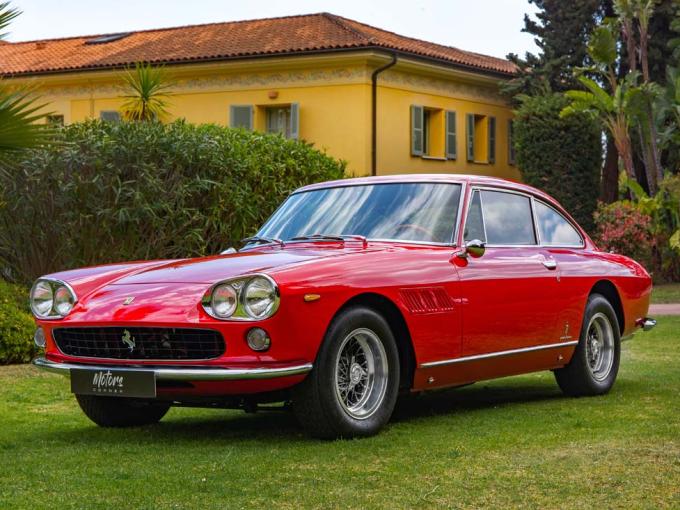 Ferrari 330 GT 2+2 de 1964