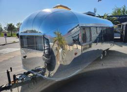 Caravane Airstream Overlander 26 FT Double Bed Model