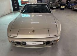 Porsche 944
