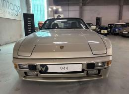 Porsche 944