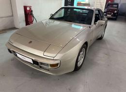 Porsche 944