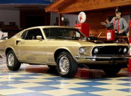 Ford Mustang FASTBACK V8