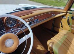 Mercedes-Benz 220 SE W111