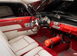 Alfa Roméo Giulietta Sprint 1300 - Rosso Alfa avec un int&eacute;rieur en tissue gris