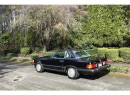 Mercedes-Benz SL 560 R107