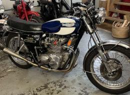 Moto Triumph Trident T150V