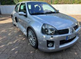 Renault Clio phase 2 V6 3.0i 24V 255ch
