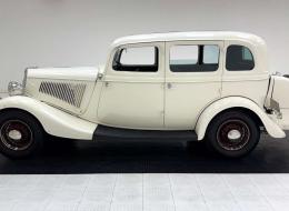 Ford Deluxe 40 Fordor Sedan