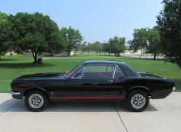 Ford Mustang BLACK/ RED 